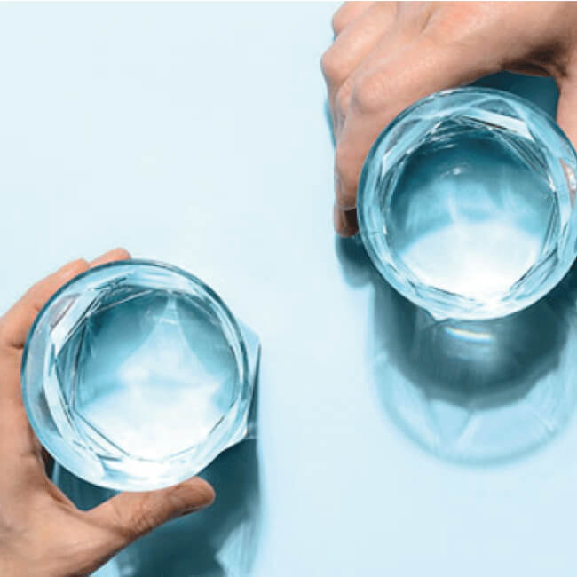 Agua purificada en vasos