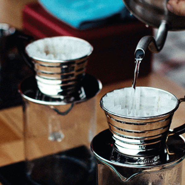 Prensas francesas con dripper filtro de papel, vertiéndose agua con tetera cuello cisne para blog la importancia del agua espressos
