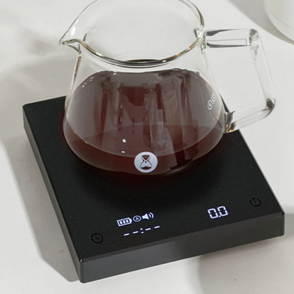 Balanza/pesa digital para café o té filtrado marca Timemore modelo Black Mirror Plus Scale en uso